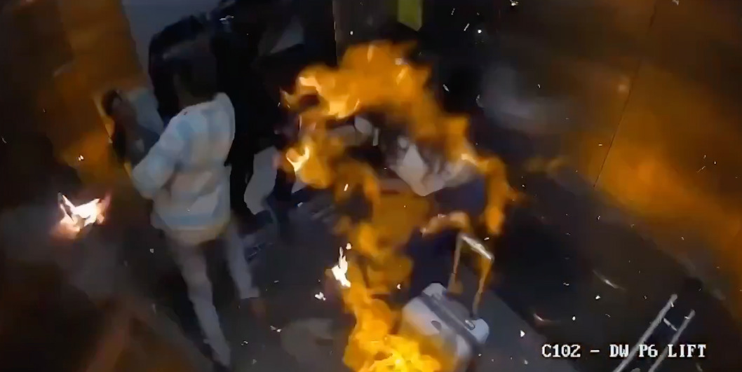Globos con gas provocan explosión dentro de elevador