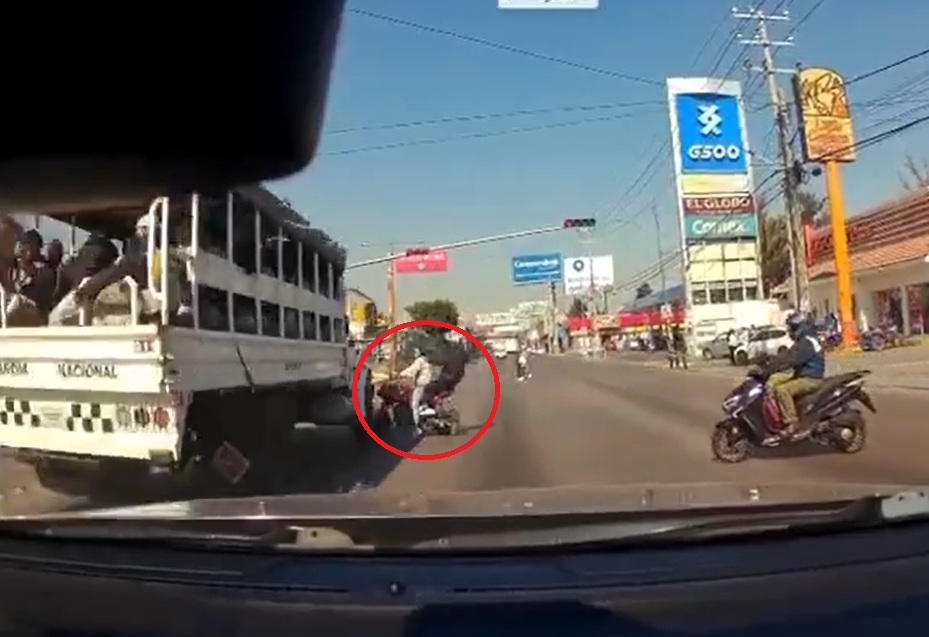 Camión de GN se pasa alto y atropella a motociclistas