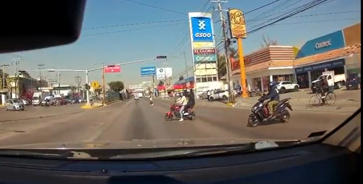 Camión de GN se pasa alto y atropella a motociclistas 