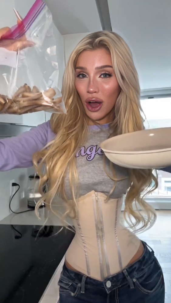 Influencer cocina sus costillas tras quitárselas