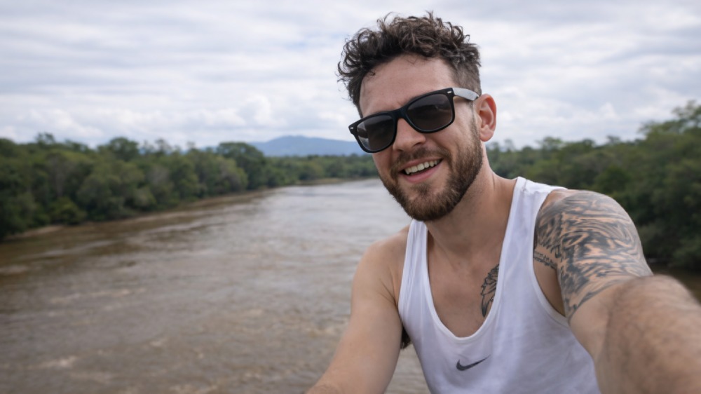 Influencer se arroja a río para ganar likes
