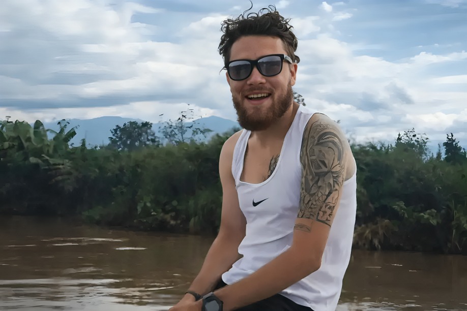 Influencer se lanza a río por likes