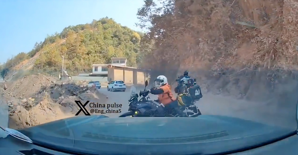 Motociclista pierde el control y cae en barranca