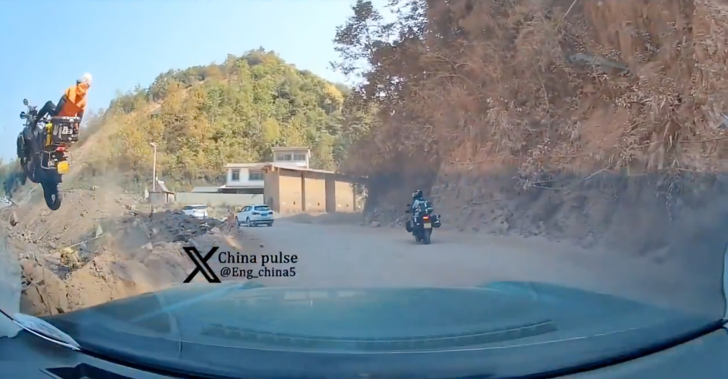 Motociclista pierde el control y cae en barranca