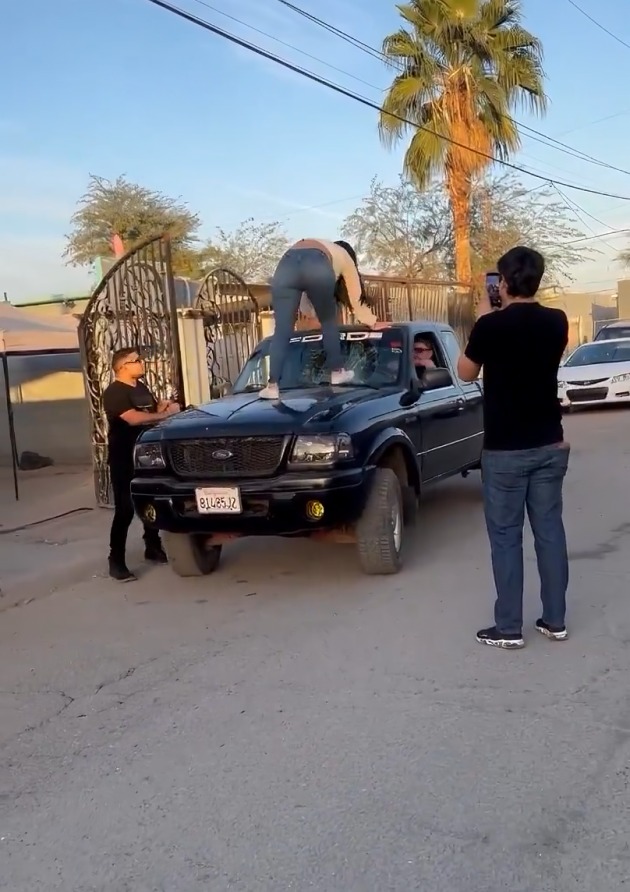 Mujer destroza camioneta de novio