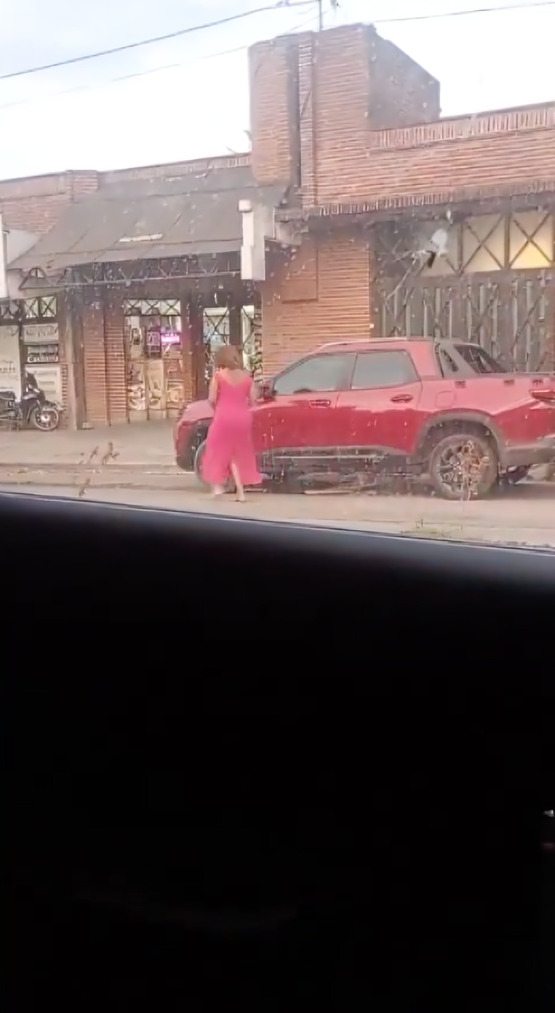 Mujer destruye camioneta de su exnovio con martillo