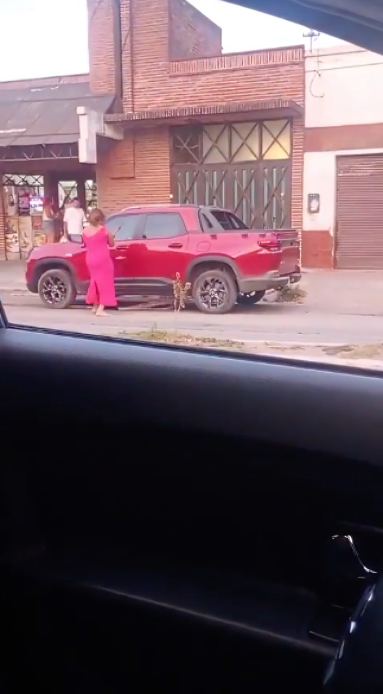 Mujer destruye camioneta de su exnovio con martillo