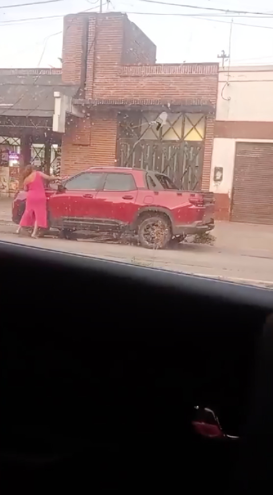 Mujer destruye camioneta de su exnovio con martillo