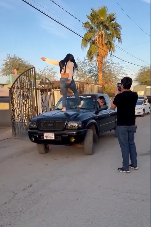 Mujer evita que novio salga con amigos y rompe camioneta