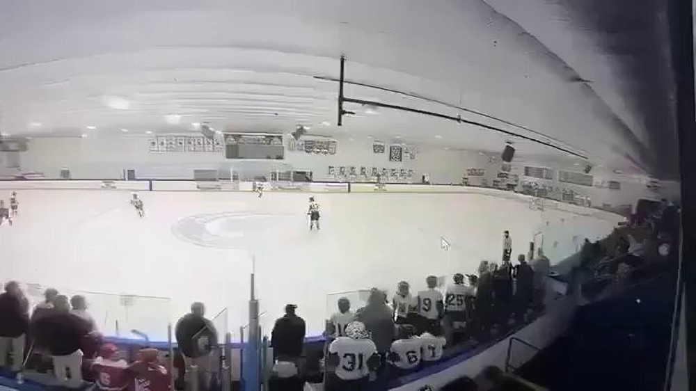 Mujer trans dispara a exesposa e hijos en partido de hockey