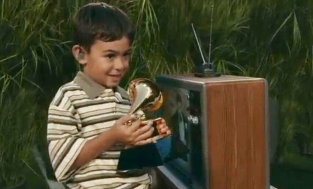Niño recibe grammy de Bad Bunny