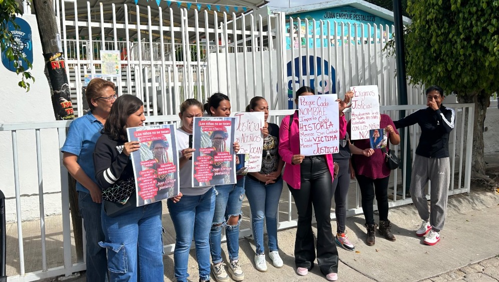 Padre denuncian a maestra por abuso sexual
