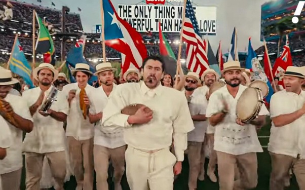 Benito alzando la voz en el Super Bowl