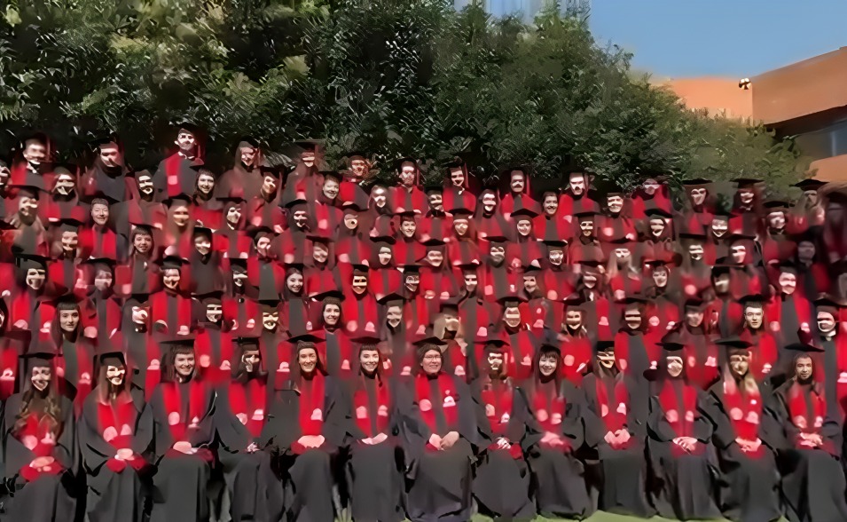 Templete se desploma en foto de graduación de Ibero
