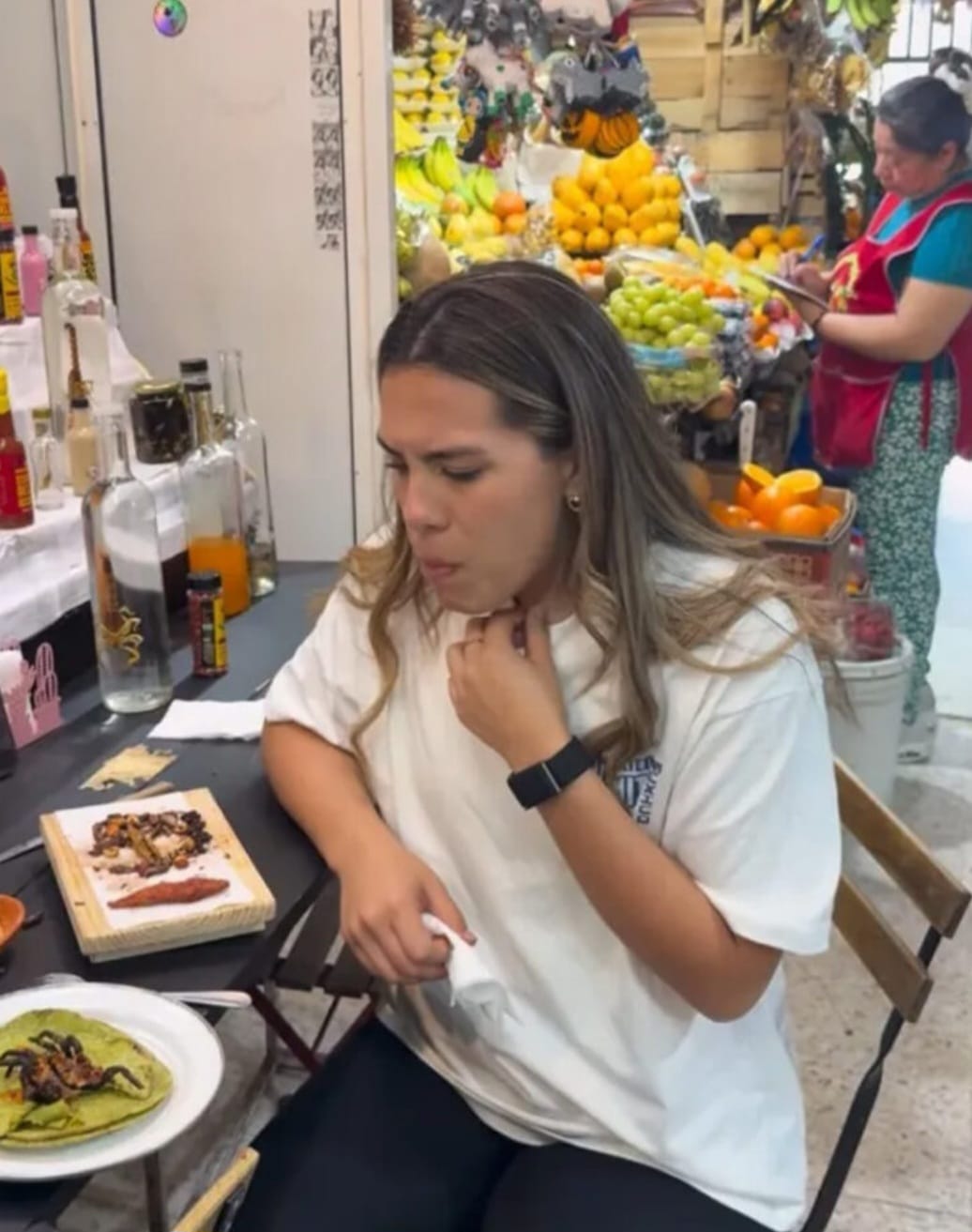 Influencer hace video comiéndose una tarántula