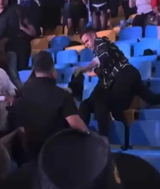 Hombres pelean en concierto de Grupo Firme