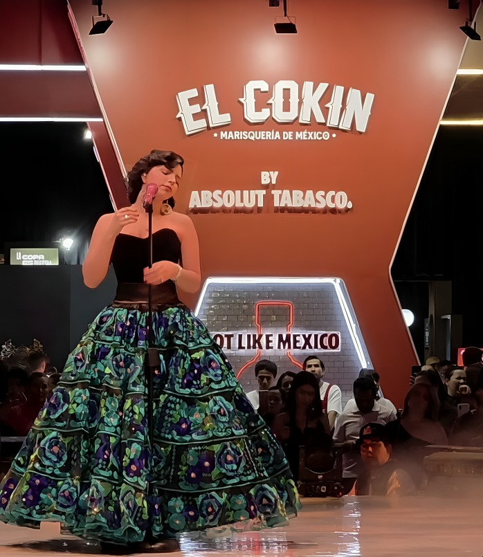 Ángela Aguilar se presenta en marisquería en Zapopan