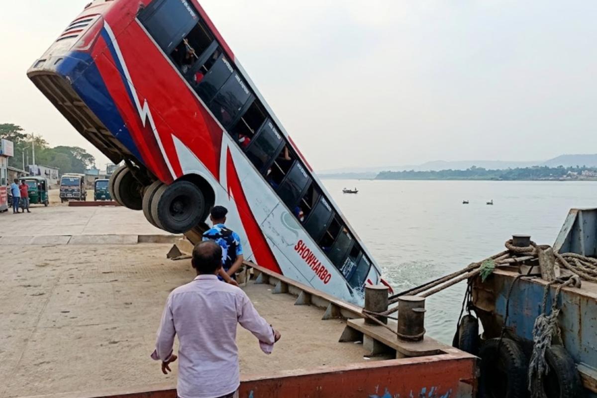 Autobús cae a río tras choque; hay 18 muertos