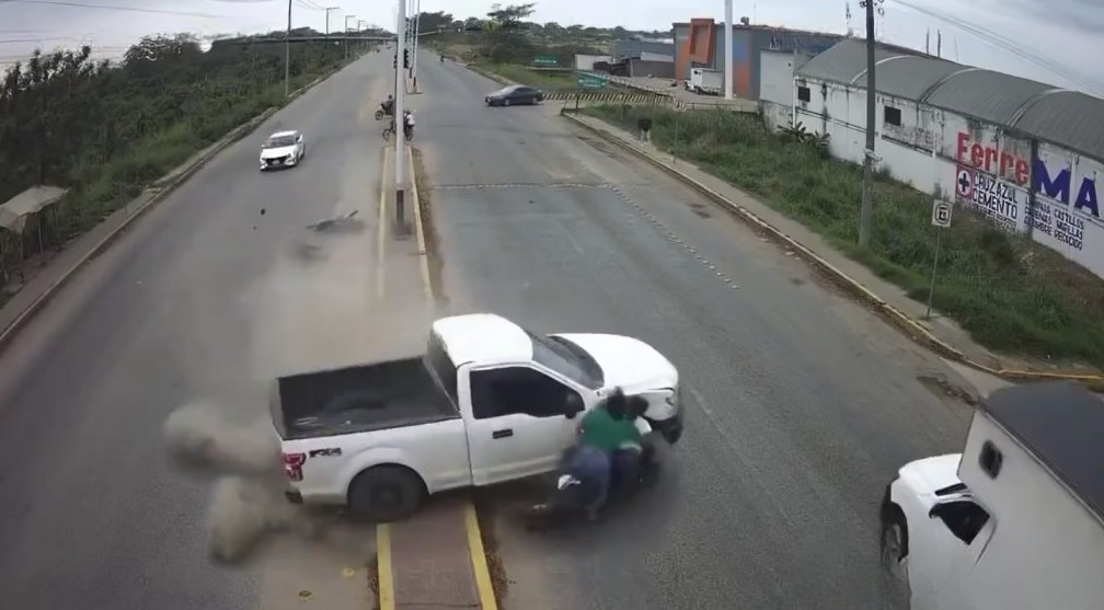 Camioneta embiste a motociclistas