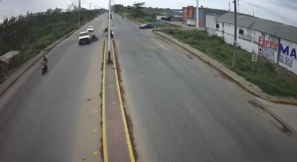 Captan accidente entre camioneta y motociclistas en Tabasco