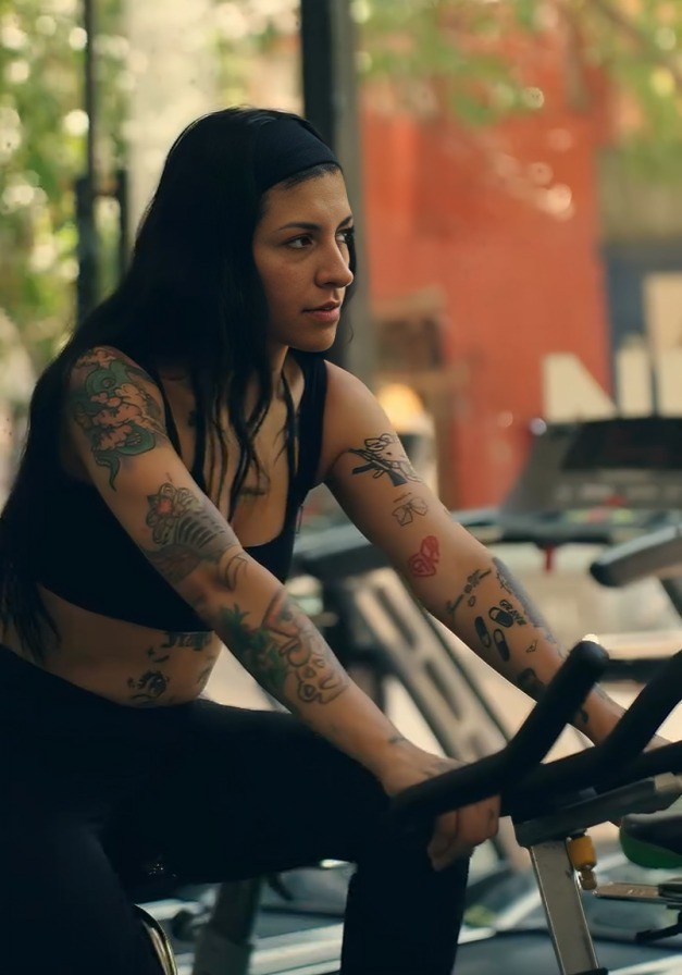 Cazzu debuta como modelo fitness