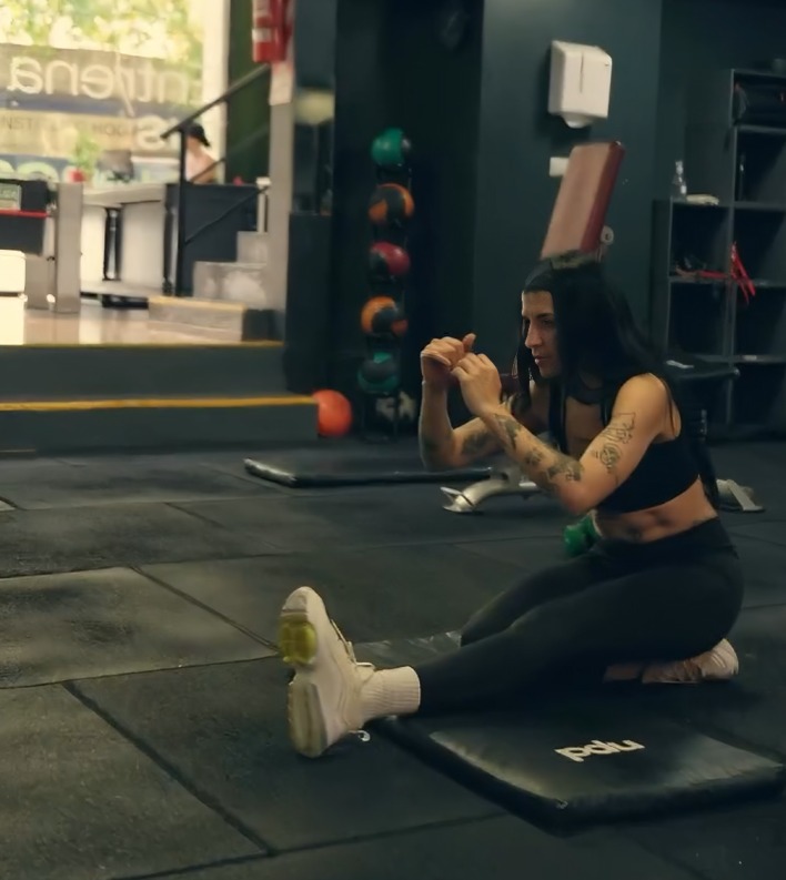 Cazzu se convierte en modelo fitness