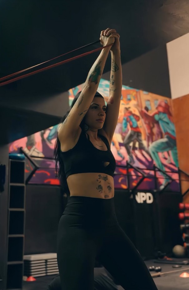 Cazzu sorprende al convertirse en modelo fitness