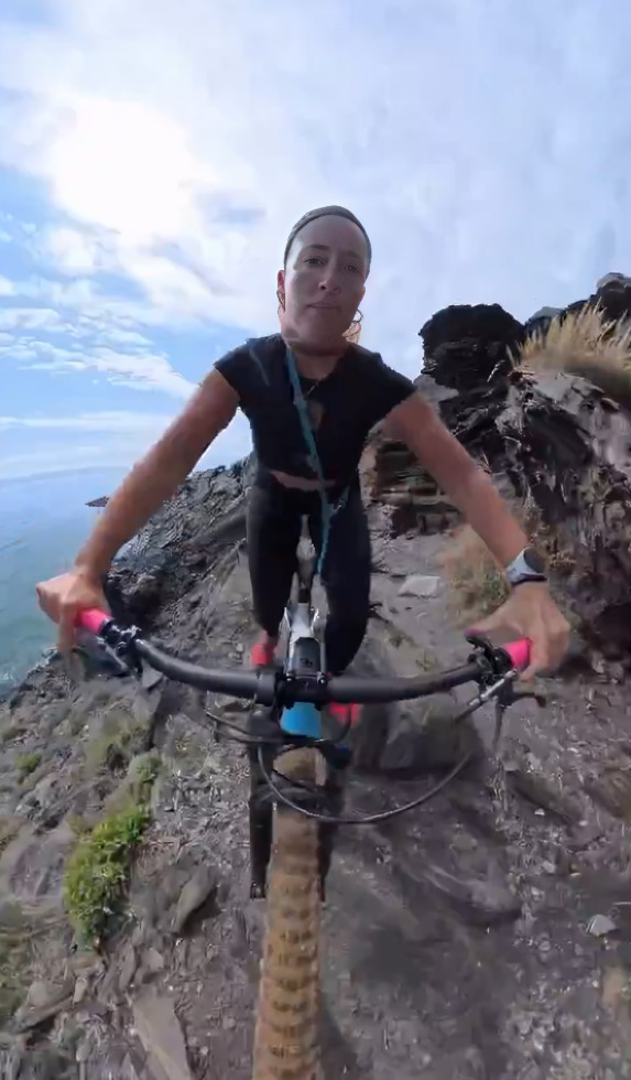 Ciclista casi cae por acantilado durante paseo