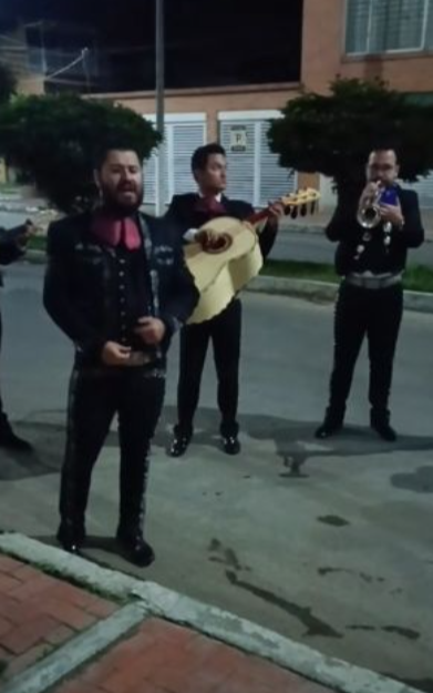 Familia despide a su perrita enferma con mariachi