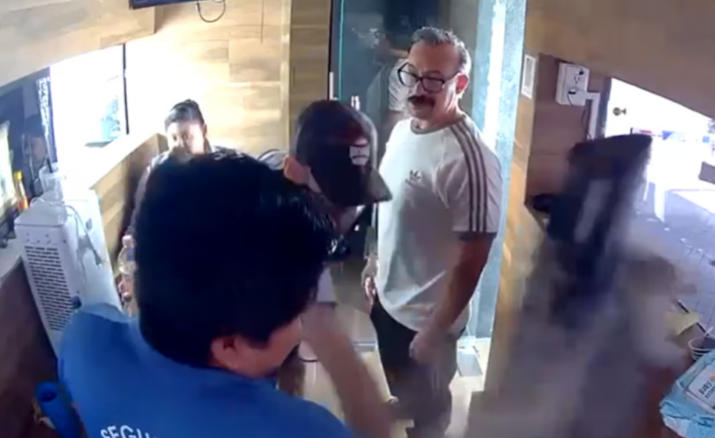 Boxeador golpea guardia de seguridad por pedirle ID