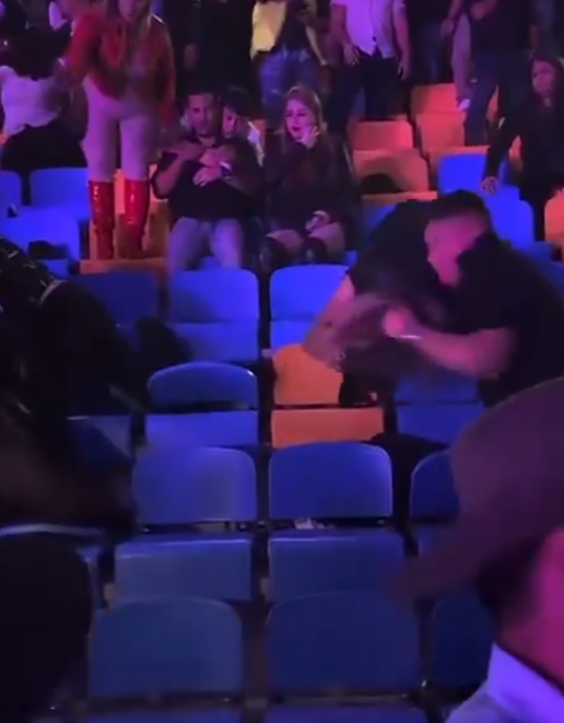 Hombre lanza a mujer en concierto de Grupo Firme 