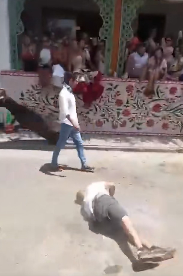 Toro embiste a hombre durante una feria