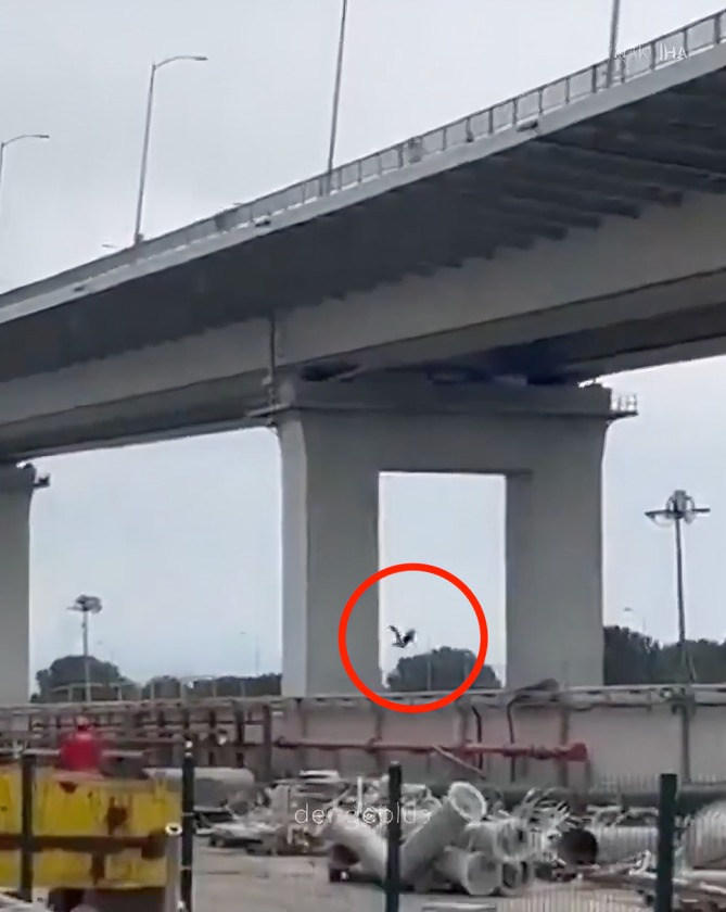 Chica se lanza de puente