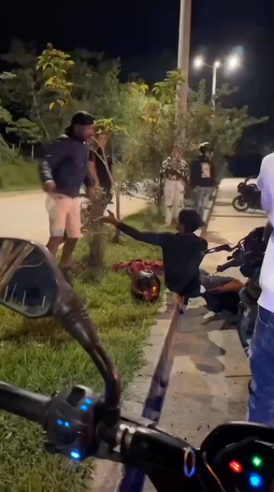 Joven roba motocicleta para arrancones y su papá lo exhibe