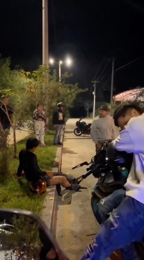 Joven roba motocicleta para arrancones y su papá lo exhibe