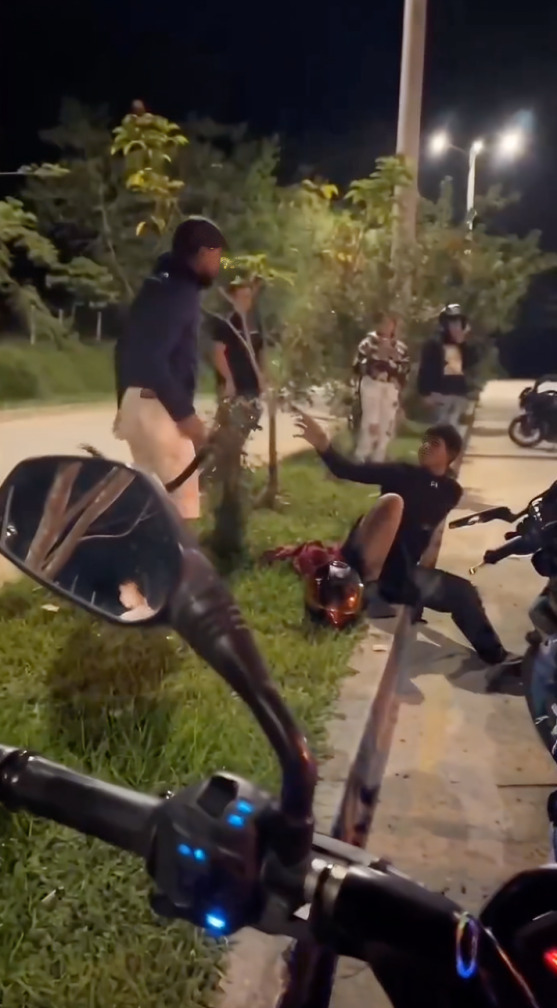 Joven roba motocicleta para arrancones y su papá lo exhibe