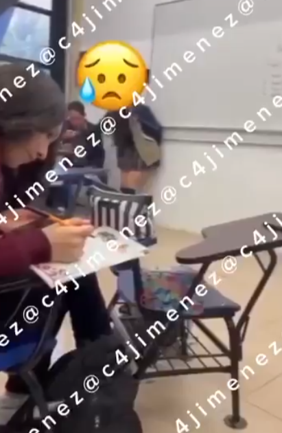 Maestro graba faldas de alumnas