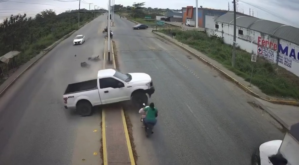 Mueren dos motociclistas tras ser embestidas por camioneta
