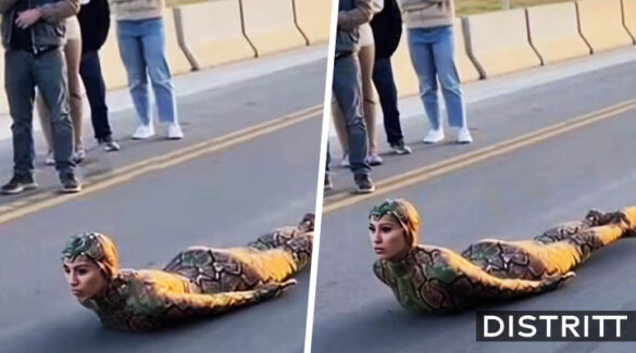 Mujer que se cree víbora causa tráfico en plena pista