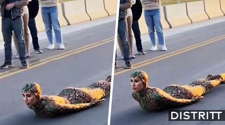 Mujer que se cree víbora causa tráfico en plena pista