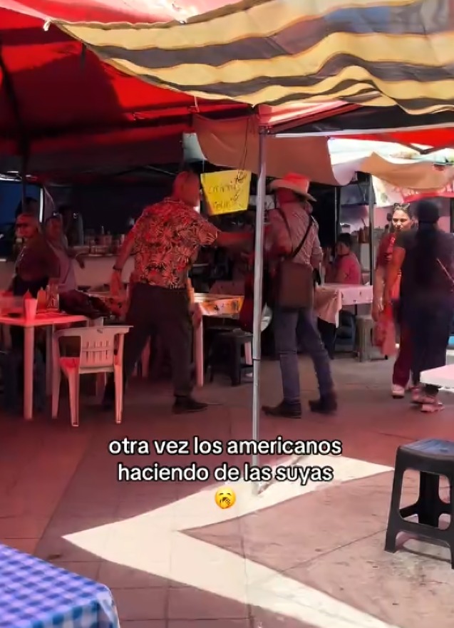 Mujer defiende a músico de turista extranjero