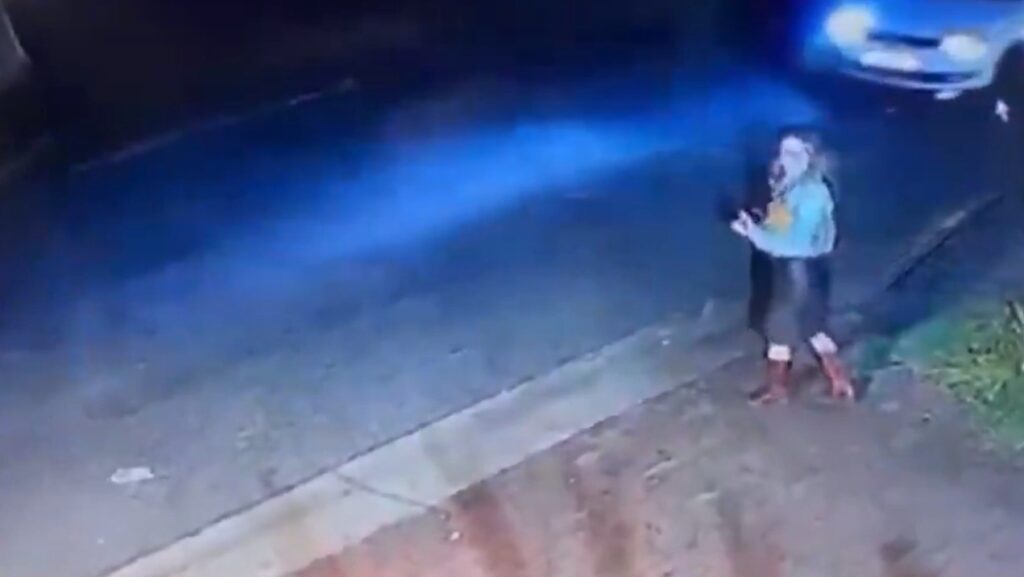 Mujer evita secuestro de taxi por aplicación tras defenderse