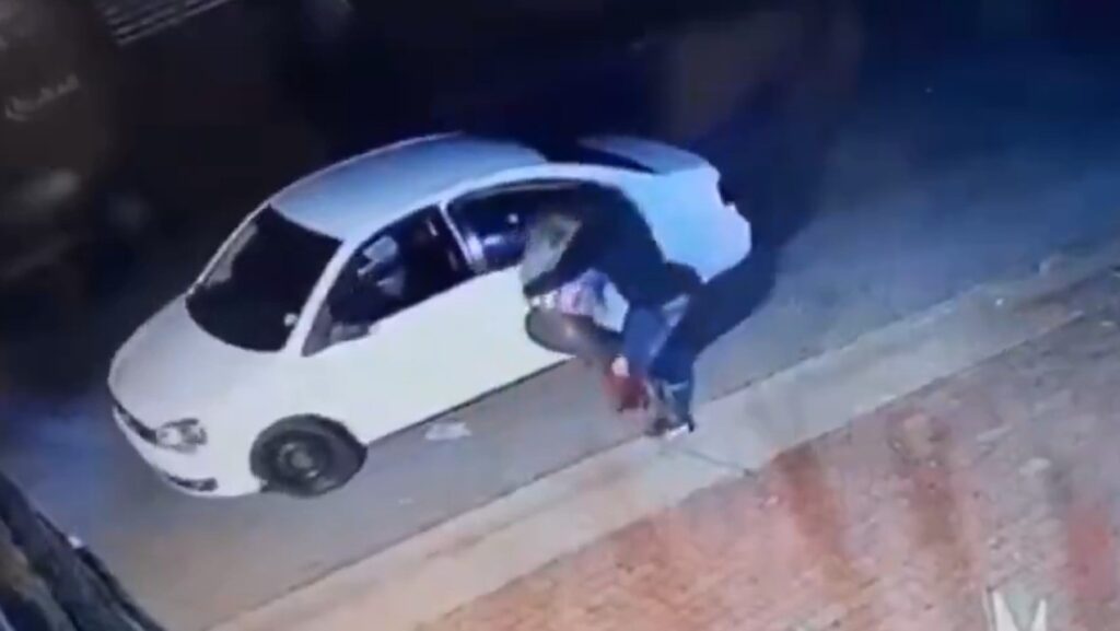 Mujer logra escapar de secuestro al dar codazos