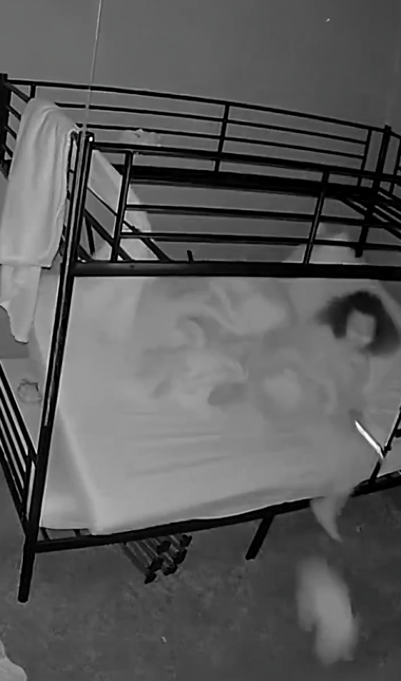 Niña intenta ayudar a su hermano tras quedar bajo litera