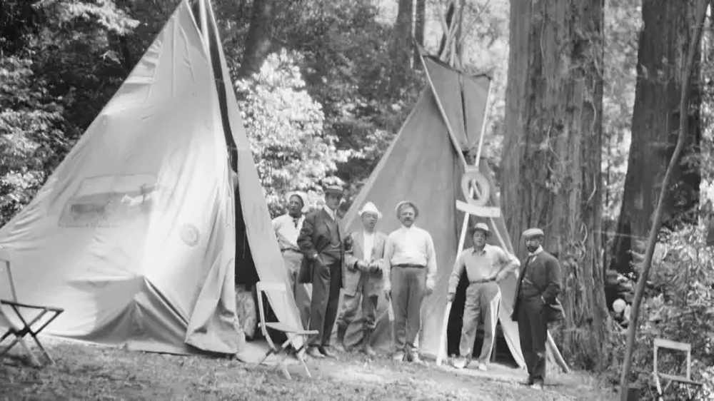 ¿Qué es Bohemian Grove, el campamento secreto de la élite?