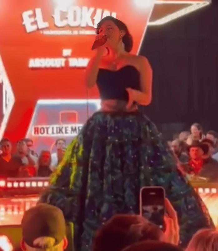Redes se burlan de Ángela Aguilar por cantar en marisquería