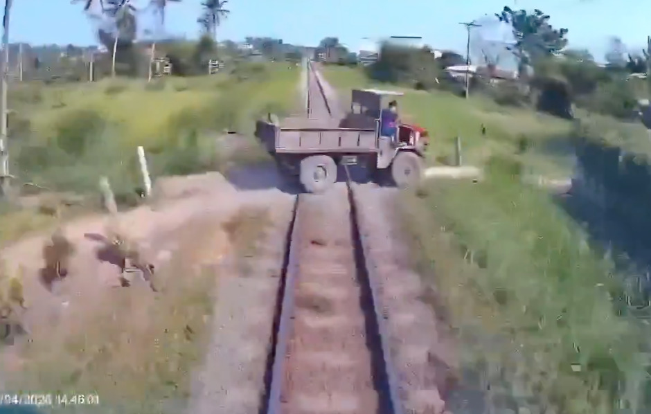 Abuelo intenta ganarle el paso al tren y nieto muere