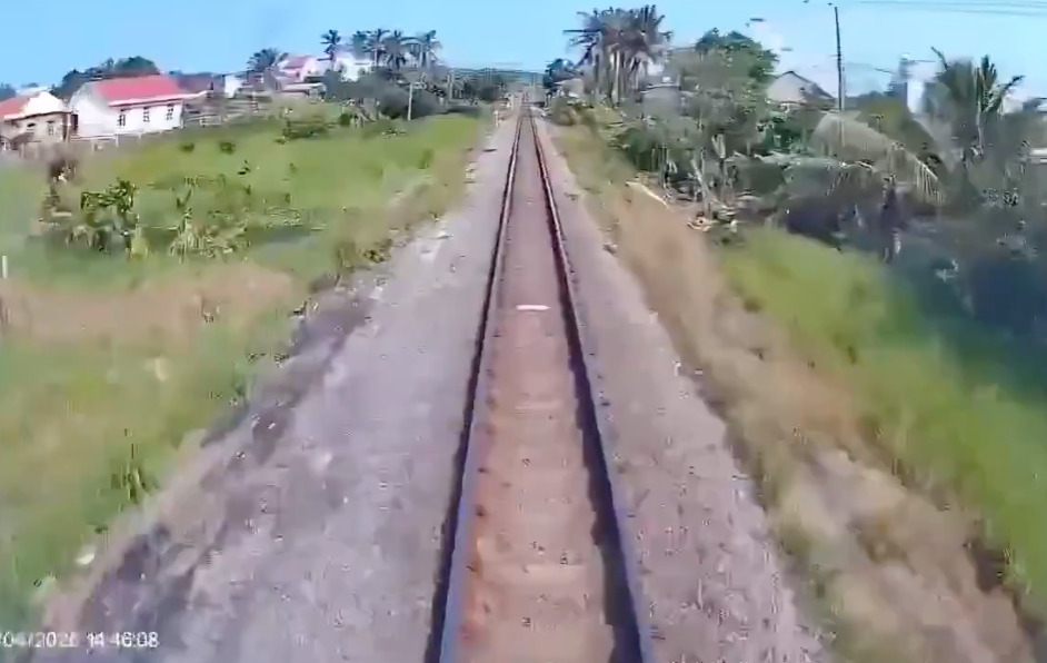 Abuelo intenta ganarle el paso al tren y nieto muere