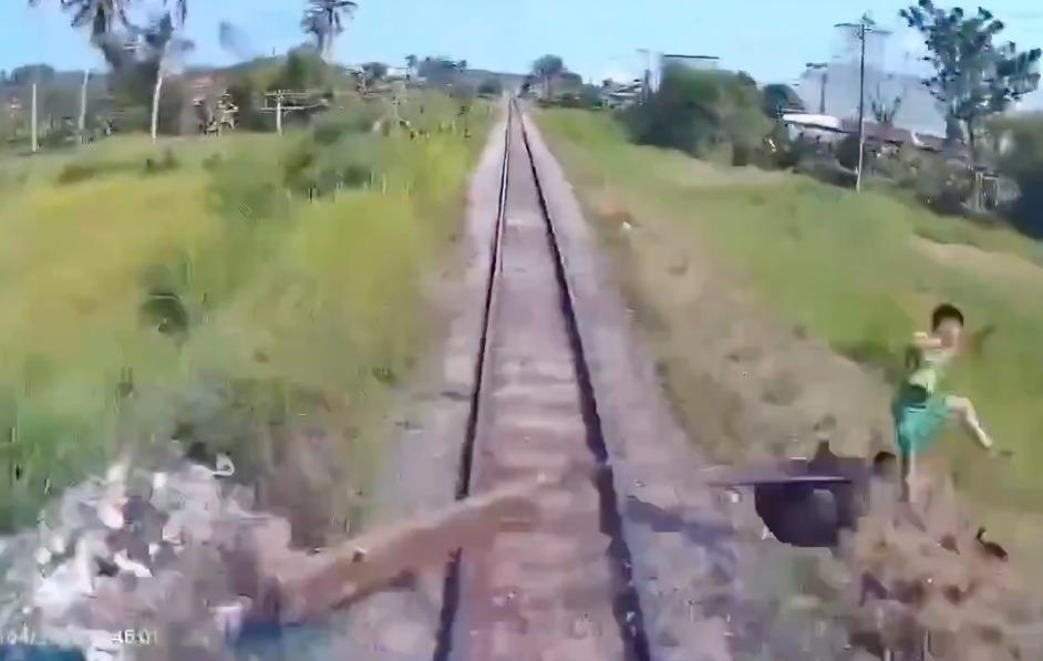 Abuelo intenta ganarle el paso al tren y nieto muere