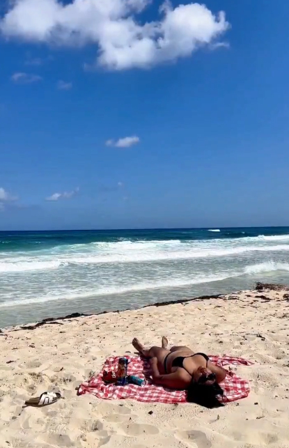 Joven acostada en la playa
